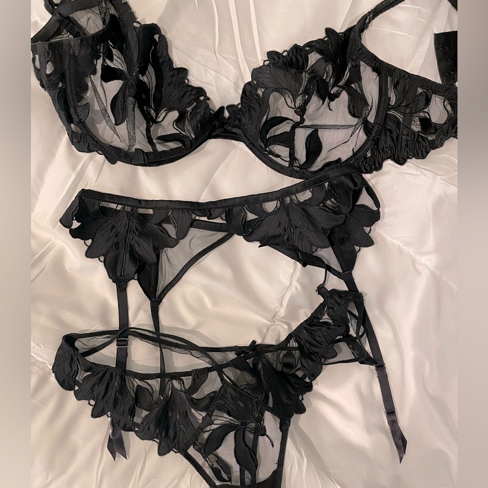 Fleur du Mal lingerie set in black lily